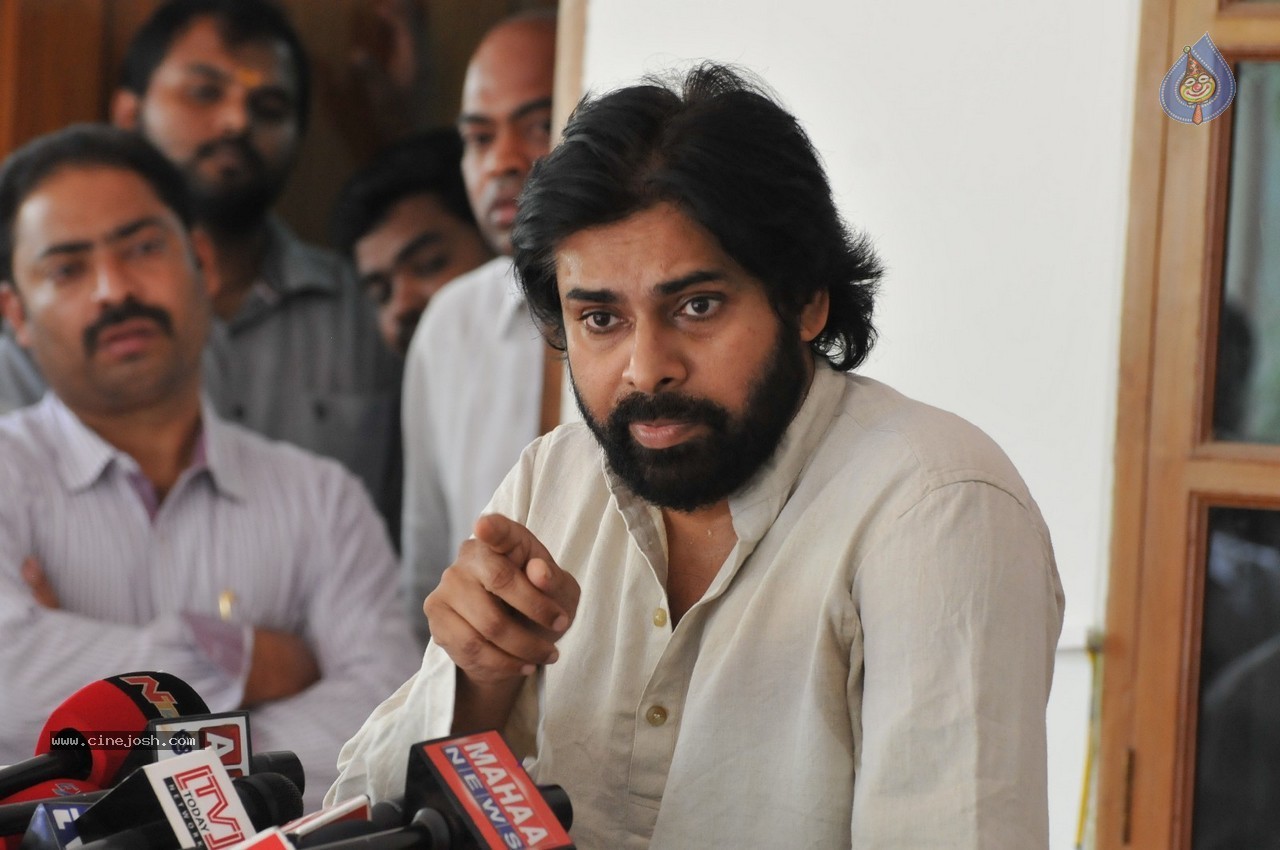 pawan kalyan press meet,cm kcr,setion 8,cm chandrababu naidu  సీఎంలకు దగ్గరై ప్రజలకు దూరమైన పవన్‌..!!